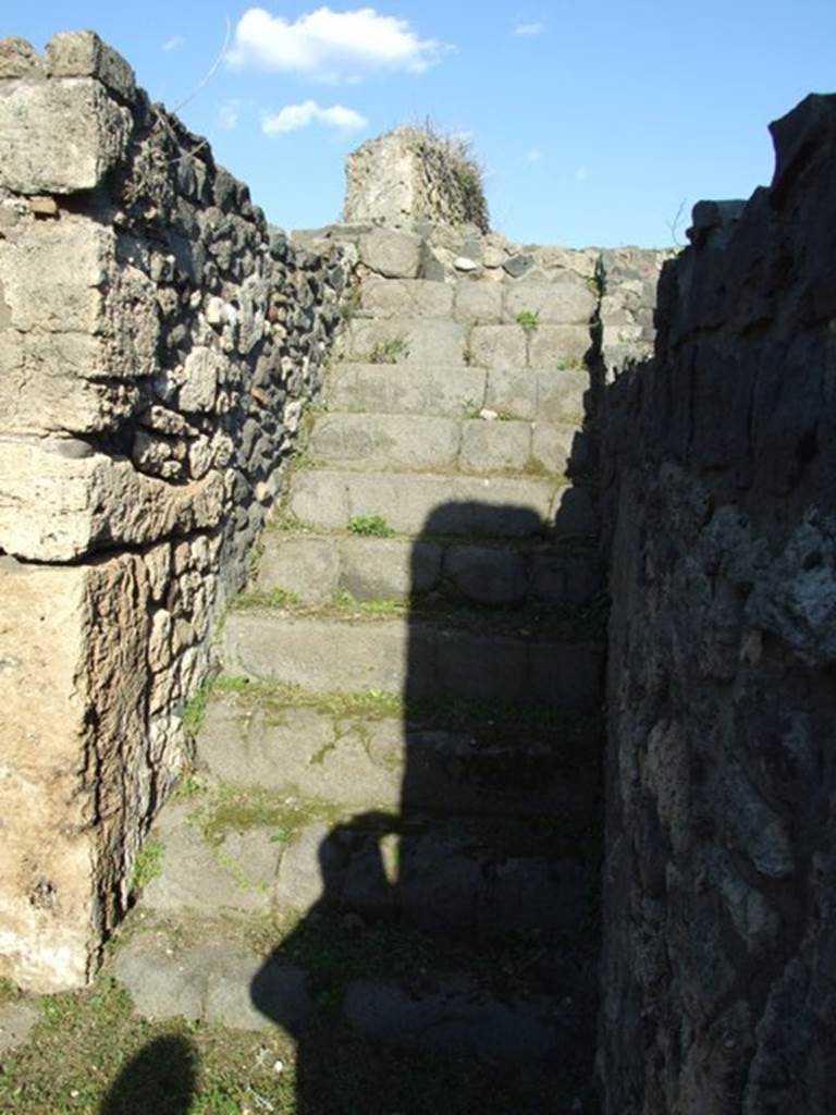 VII.4.31 Pompeii.  March 2009.  Room 25.  Second staircase to upper floor, looking east.