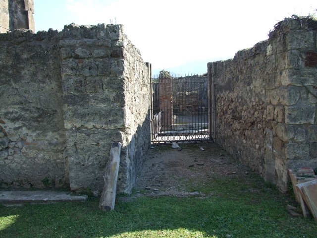VII.4.31/51 Pompeii. May 2010. South-west corner of atrium, room 2.