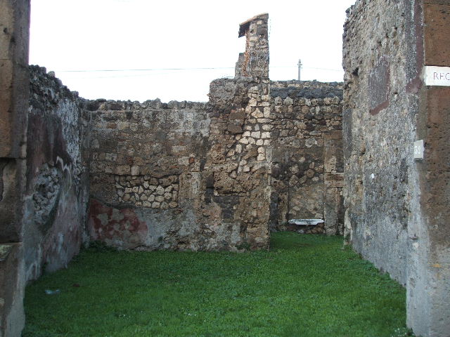 VII.4.32 from VII.4.33 Pompeii. December 2005. Looking south-west towards entrance.