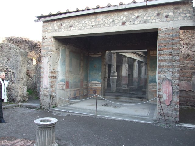VII.4.48 Pompeii. December 2007. Room 11, detail from east wall of tablinum. The central painting on the east wall was of Theseus and Ariadne.
Now in Naples Archaeological Museum. Inventory number: 9048.