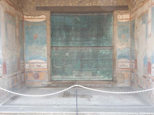 VII.4.48 Pompeii. December 2007. Room 11. Detail from South wall of Tablinum.