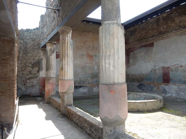 VII.4.48 Pompeii. December 2007. Peristyle. South wall, east end. Hunt scene animal.