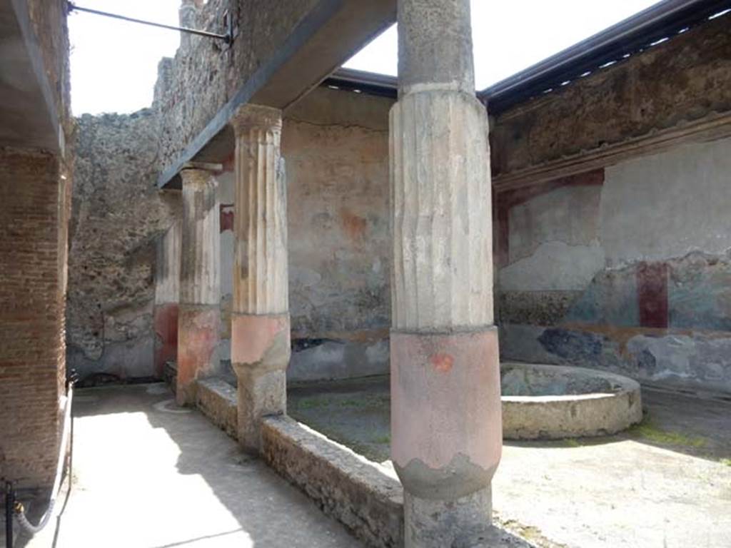 VII.4.48 Pompeii. May 2015. Peristyle, looking south along the east side.
Photo courtesy of Buzz Ferebee.
