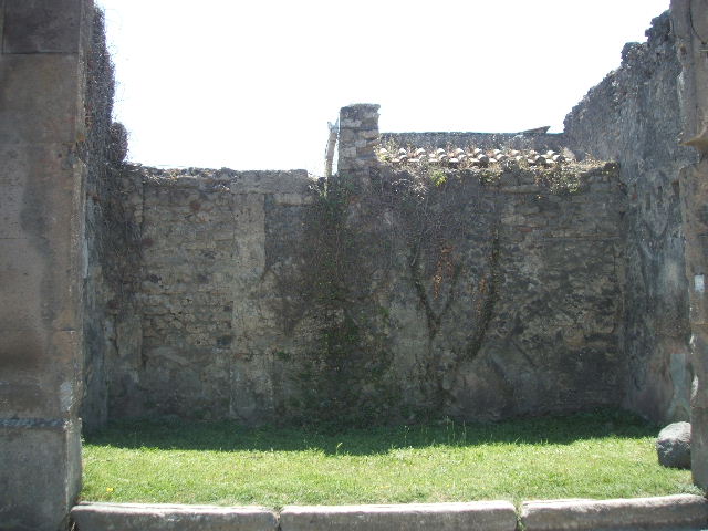 VII.4.49 Pompeii. May 2010. West wall, and south-west corner.
Graffito found painted on the pilaster between VII.4.49 and 50 –
[…]  Aqutium  […]
d(uum)v(irum)  v(irum)  [b(onum) [...]       [CIL IV 2]
See Varone, A. and Stefani, G., 2009. Titulorum Pictorum Pompeianorum, Rome: L’erma di Bretschneider, (p. 357 & Tav. XXIXc)
See Epigraphik-Datenbank Clauss/Slaby (See www.manfredclauss.de)
Also found in June 1833, outside VII.4.49 was –
M(arcum)  Cerrinium     [CIL IV 288]
See Pagano, M. and Prisciandaro, R., 2006. Studio sulle provenienze degli oggetti rinvenuti negli scavi borbonici del regno di Napoli.  Naples : Nicola Longobardi.  (p. 148)
