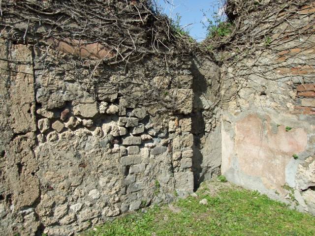 VII.4.56 Pompeii. March 2009. Doorway to room 4, cubiculum in north-east corner of atrium.