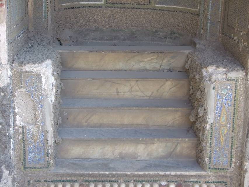VII.4.56 Pompeii. March 2009. Four marble steps under Niche.
