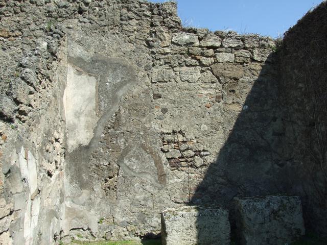 VII.4.57. Pompeii. March 2009. Room 7. Tablinum. West wall, with lava block, for securing the arca.