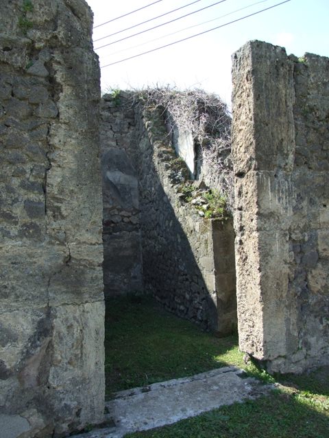 VII.4.57. Pompeii. March 2009. Room 11. Cubiculum. Marble door sill, with slots for door posts.