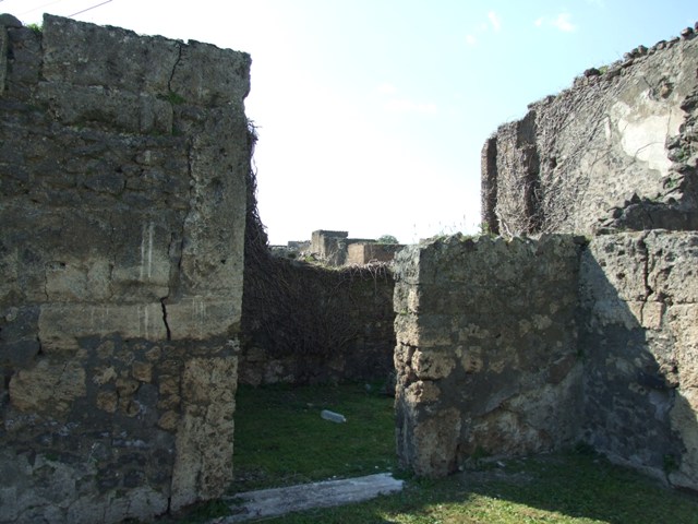 VII.4.57. Pompeii. March 2009. Looking south east across Peristyle from North Portico.