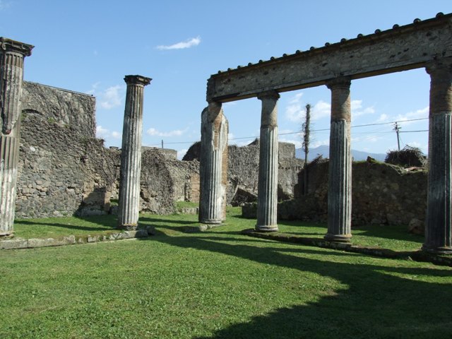 VII.4.57. Pompeii.  March 2009.  Room 16.  Doorway to East Portico.