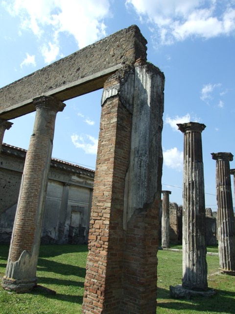 VII.4.57 Pompeii.  December 2005. South Portico looking west and Peristyle.
