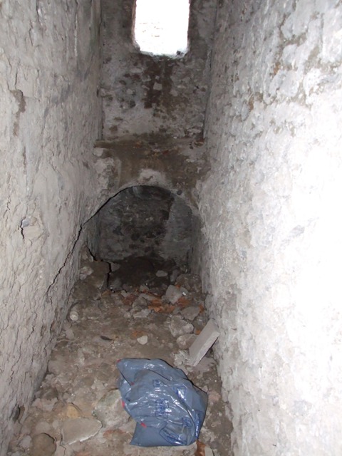 VII.6.3 Pompeii. December 2007. Inside the rectangular cistern in corridor (i). According to Spano this was closed by a wooden lid that slid in the grooves still visible in the wall.  Rectangular holes in the wall above held a wooden beam from which a pulley was suspended. See Notizie degli Scavi di Antichità, 1910, p. 444.