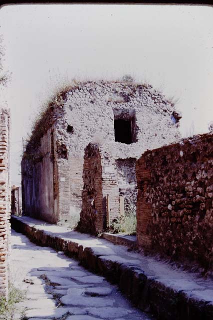 VII.6.15 Pompeii. May 2005. West wall of bar-room.