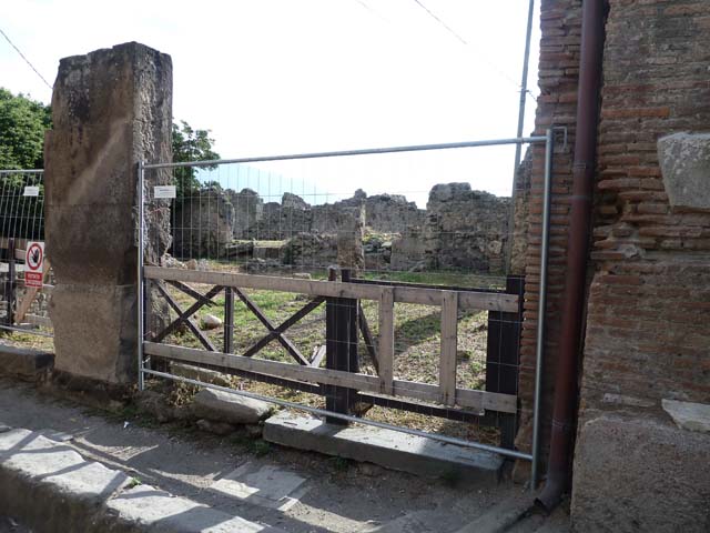 VII.6.19 Pompeii. March 2009. Looking west to rear, and house at VII.6.28.