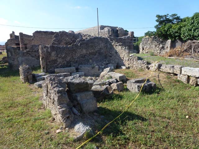 VII.6.7 Pompeii. September 2005. Stairs of VII.6.7 in east wall on the left, and VII.6.28 on the right.