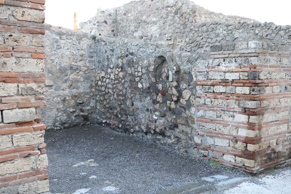 VII.7.4, Pompeii. December 2018. Arched niche in east wall of shop. Photo courtesy of Aude Durand.