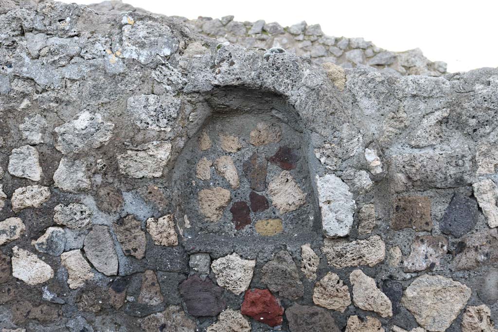 VII.7.4, Pompeii. December 2018. Detail of arched niche in east wall of shop. Photo courtesy of Aude Durand.