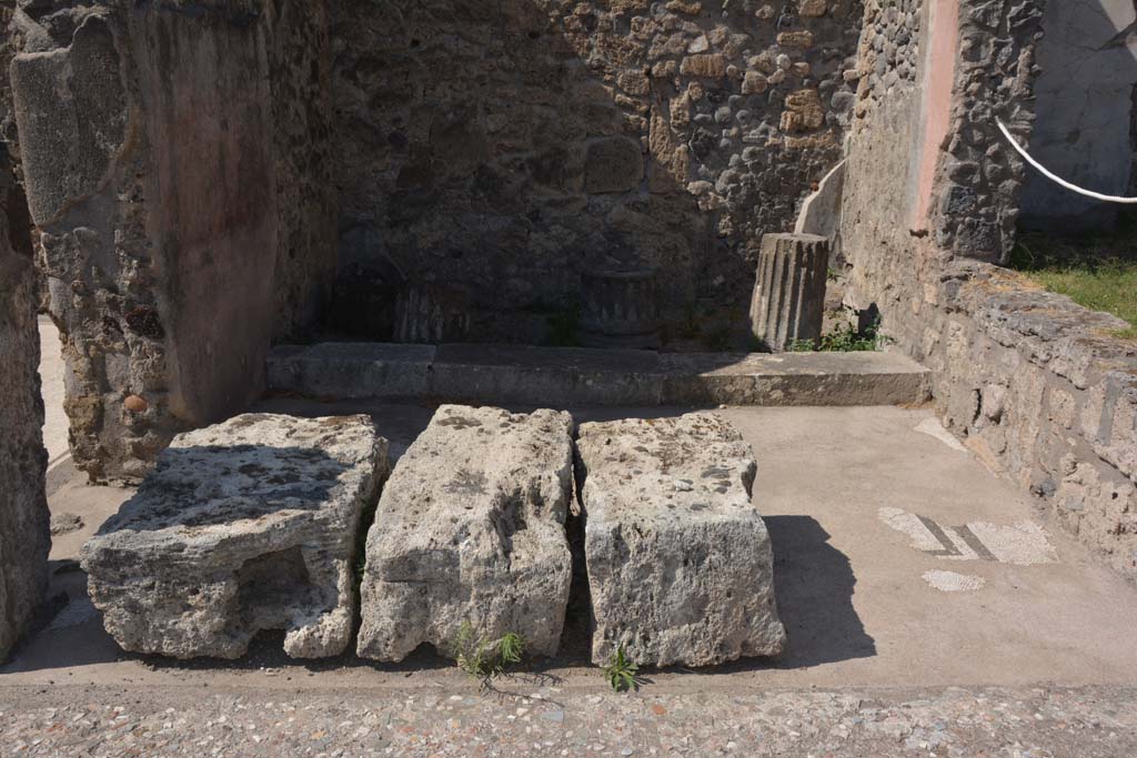 VII.7.5 Pompeii. September 2019. Looking west into ala (e ) from atrium, with doorway in south wall into room (d), on left.
Foto Annette Haug, ERC Grant 681269 DÉCOR.
