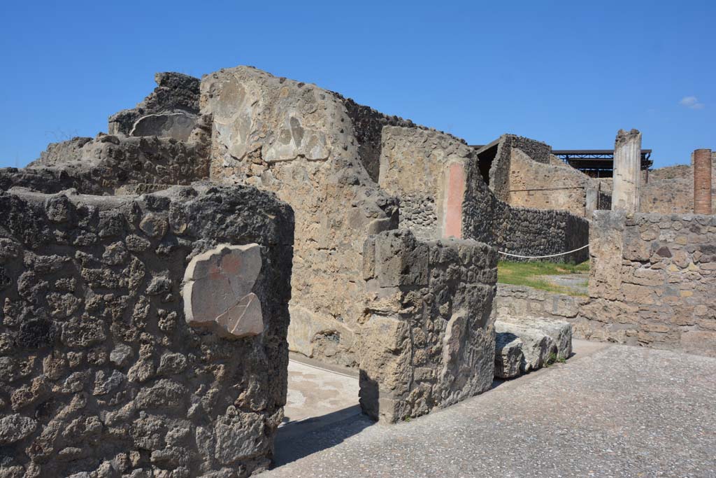 VII.7.5 Pompeii. September 2019. 
Looking north along west side of atrium, towards doorway to room (d), in centre, and west ala (e ), centre right.
Foto Annette Haug, ERC Grant 681269 DÉCOR.
