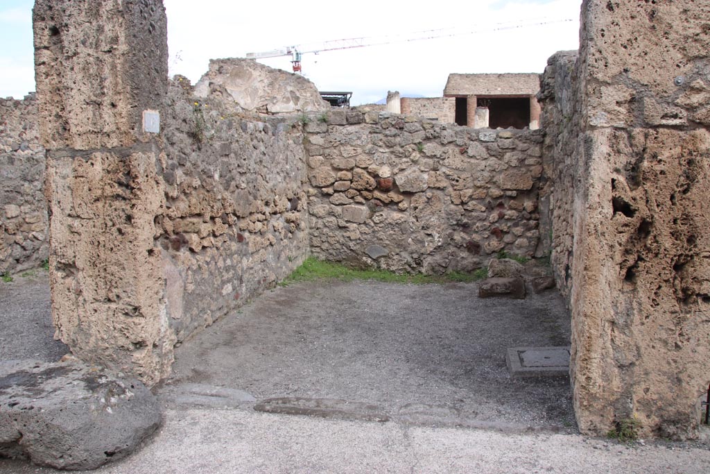 VII.7.6 Pompeii. October 2023. Looking towards entrance doorway of shop. Photo courtesy of Klaus Heese.