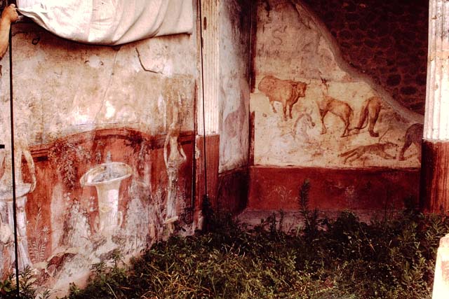 VII.7.10 Pompeii. October 2015. View of restored peristyle paintings. Photo courtesy of Davide Peluso.