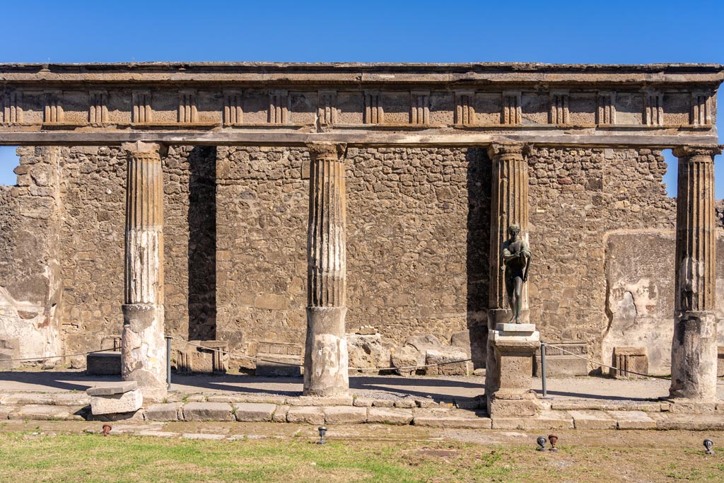 VII.7.32 Pompeii. October 2023. Looking towards east portico. Photo courtesy of Johannes Eber.