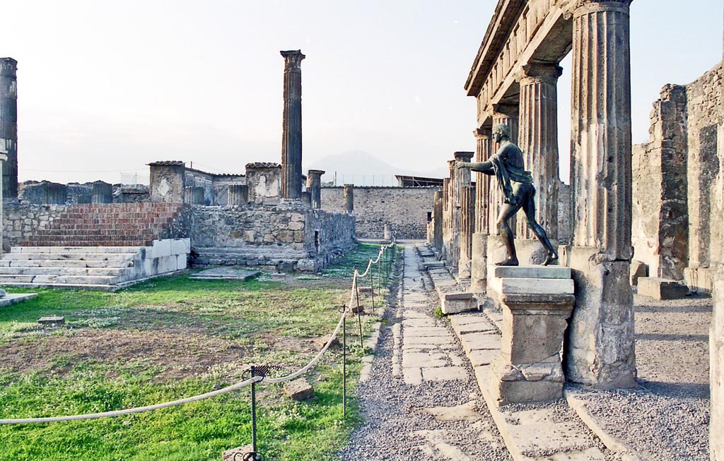 VII.7.32 Pompeii. October 2001. Looking north along east side. Photo courtesy of Peter Woods. 