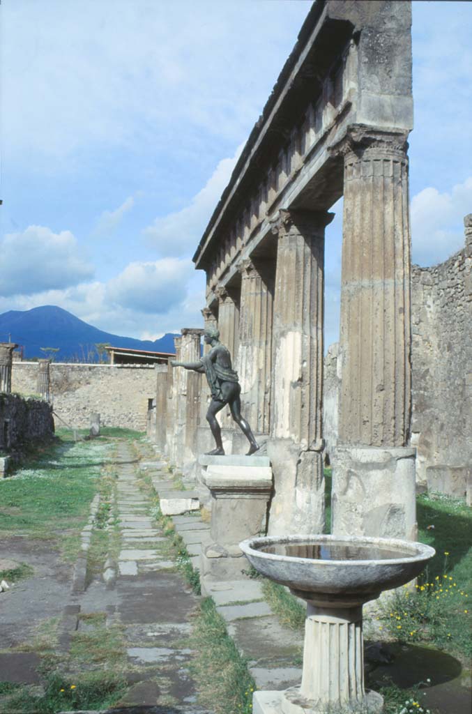VII.7.32 Pompeii. October 1992. 
Looking north along east side of colonnade. Photo by Louis Méric courtesy of Jean-Jacques Méric.
