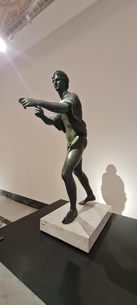 VII.7.32 Pompeii. April 2023. Bronze statue of Apollo about to shoot an arrow. 
On display in “Campania Romana” gallery in Naples Archaeological Museum, inv. 5629.
Photo courtesy of Giuseppe Ciaramella.
