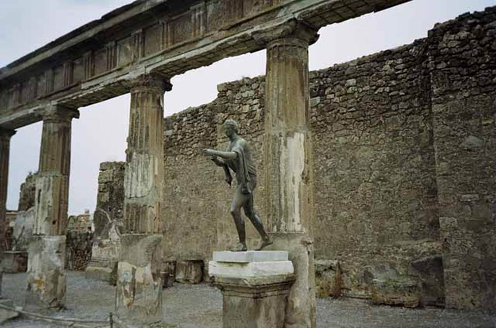 VII.7.32 Pompeii. November 2009. Statue of Apollo on east side of Temple of Apollo. Photo courtesy of Rick Bauer.