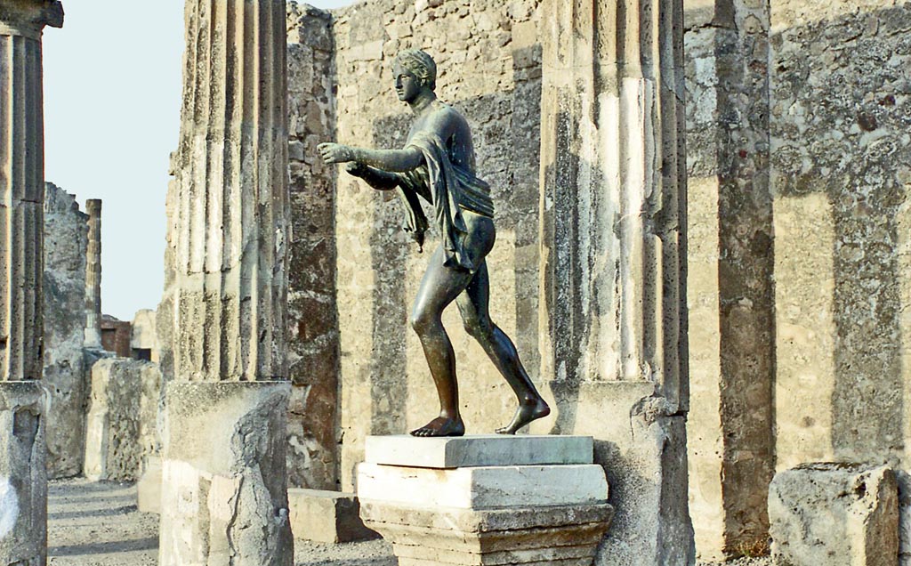 VII.7.32 Pompeii. October 2001. Statue of Apollo on east side of Temple of Apollo. Photo courtesy of Peter Woods. 
