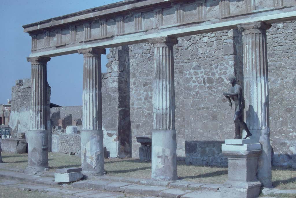VII.7.32, Pompeii, 7th August 1976. Looking towards east side.
Photo courtesy of Rick Bauer, from Dr George Fay’s slides collection.

