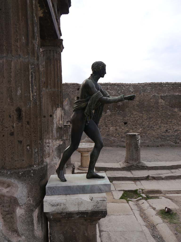 VII.7.32, Pompeii. September 2018. Looking south to statue of Apollo on east side of Temple of Apollo.
Foto Anne Kleineberg, ERC Grant 681269 DÉCOR.
