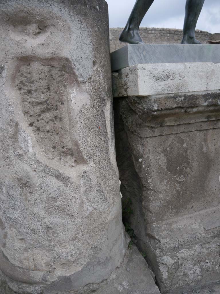 VII.7.32, Pompeii. September 2018. 
Detail of column at rear of statue base with Apollo, on east side of Temple.
Foto Anne Kleineberg, ERC Grant 681269 DÉCOR.

