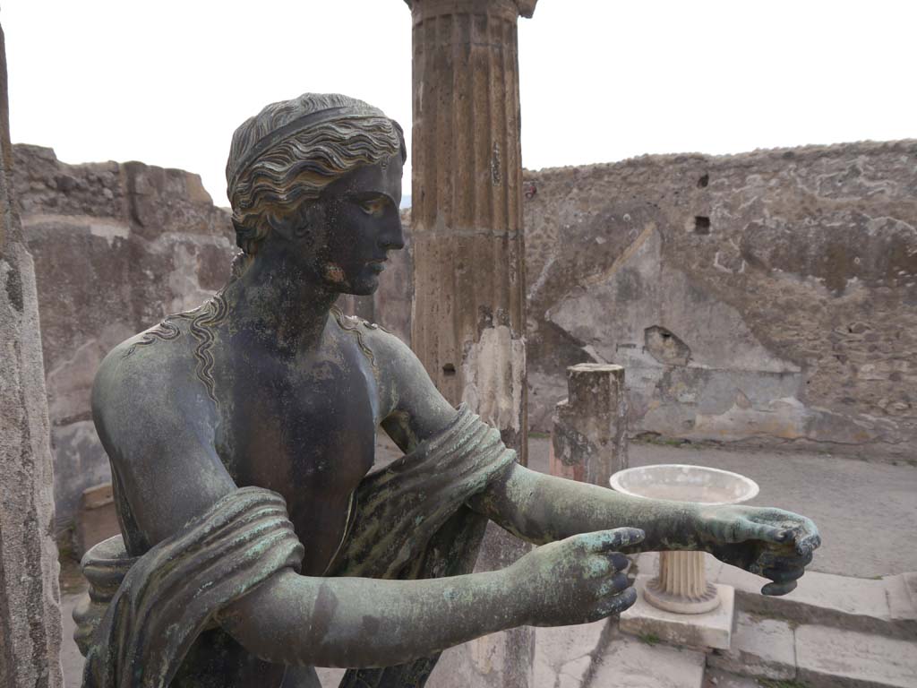 VII.7.32, Pompeii. September 2018. Detail of statue of Apollo, looking south on east side of Temple of Apollo.
Foto Anne Kleineberg, ERC Grant 681269 DÉCOR.
