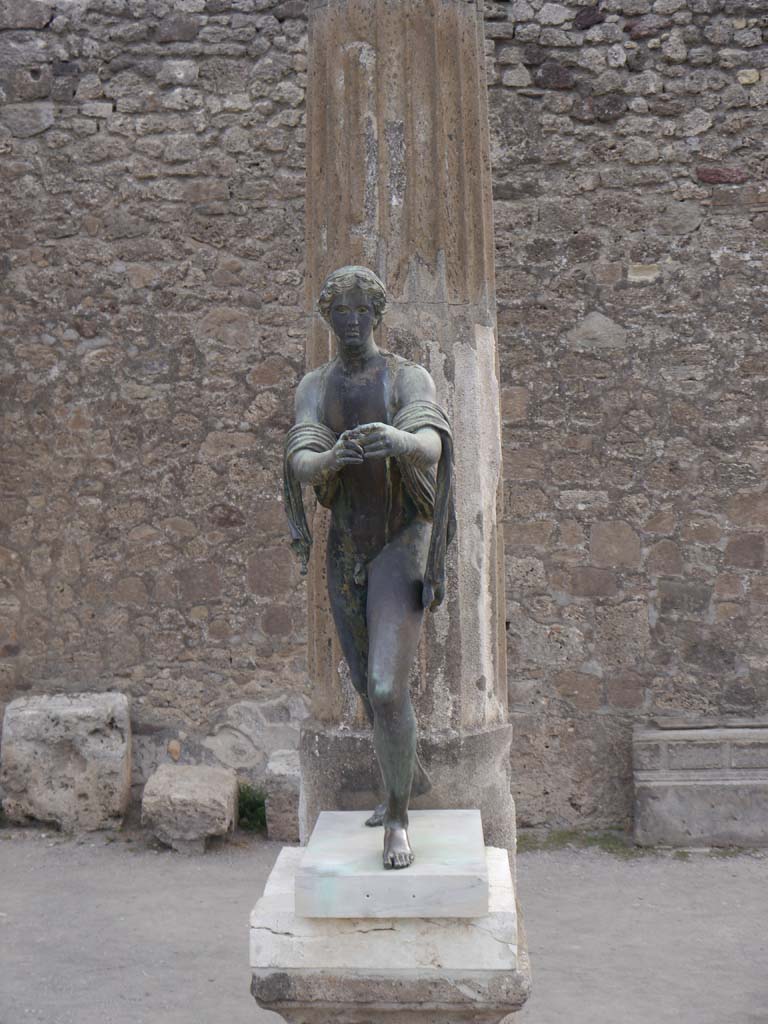 VII.7.32, Pompeii. September 2018. 
Statue of Apollo on east side of Temple of Apollo, in front of the third column
Foto Anne Kleineberg, ERC Grant 681269 DÉCOR.
