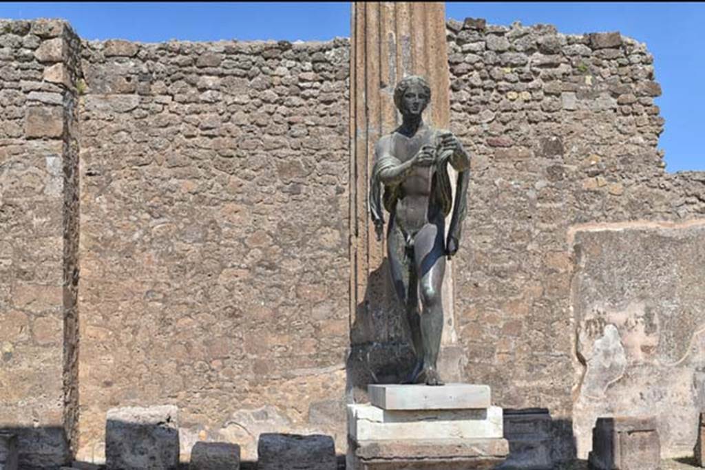 VII.7.32 Pompeii. April 2018. Looking towards east side of Temple, and statue of Apollo. 
Photo courtesy of Ian Lycett-King. Use is subject to Creative Commons Attribution-NonCommercial License v.4 International.
