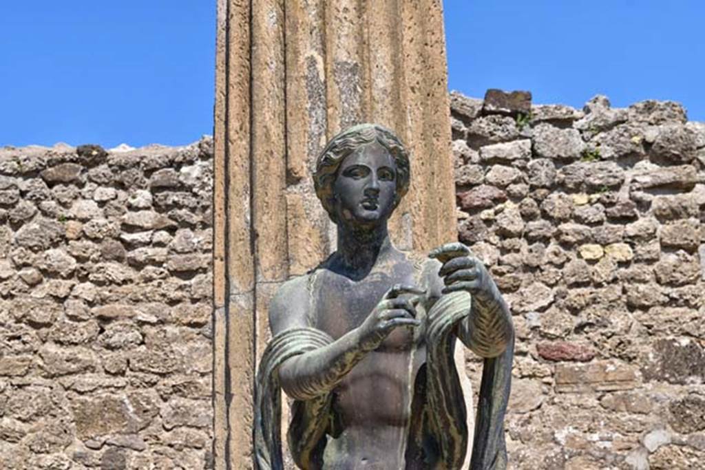 VII.7.32 Pompeii. April 2018. Detail of statue of Apollo. Photo courtesy of Ian Lycett-King. 
Use is subject to Creative Commons Attribution-NonCommercial License v.4 International.

