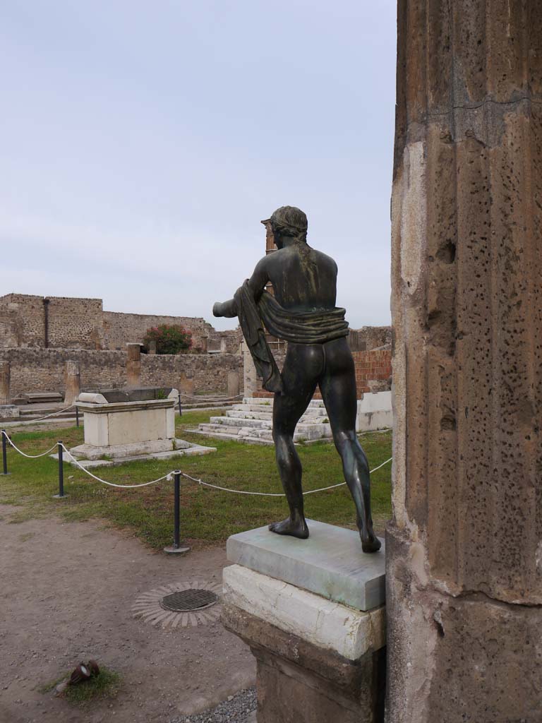 VII.7.32, Pompeii. September 2018. 
Statue of Apollo on east side of Temple of Apollo, looking north-west.
Foto Anne Kleineberg, ERC Grant 681269 DÉCOR.
