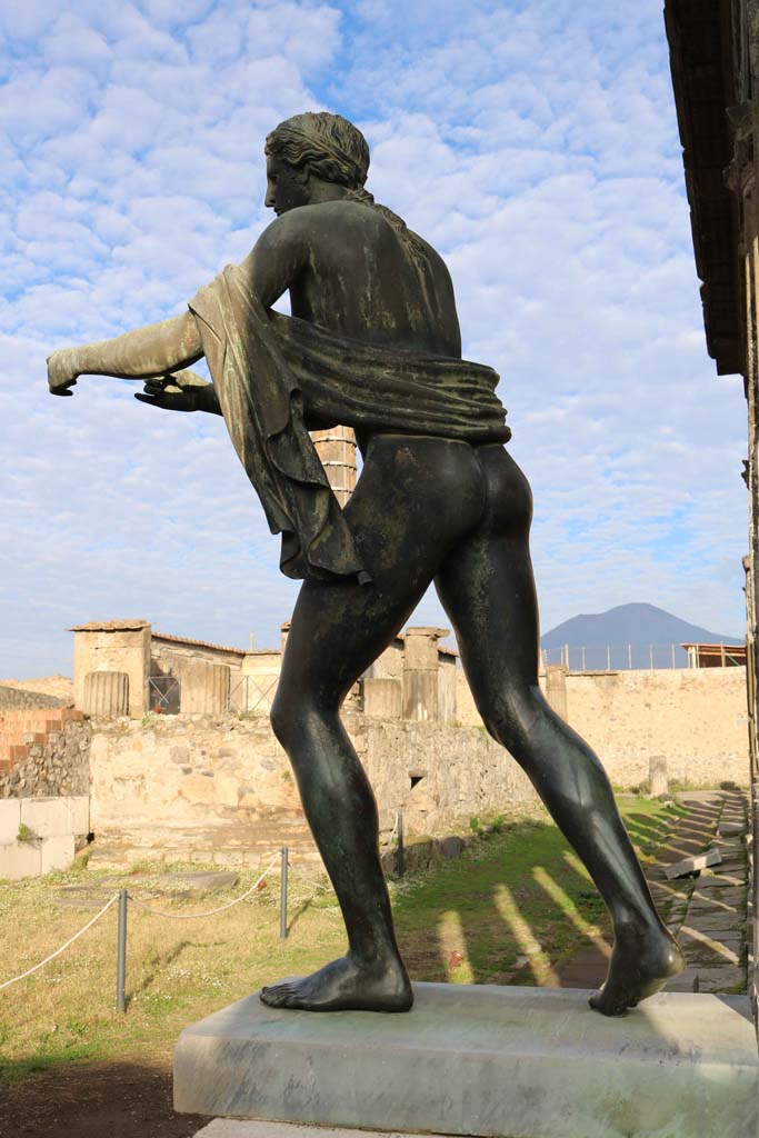 VII.7.32, Pompeii. December 2018. 
Statue of Apollo on east side of Temple of Apollo. Photo courtesy of Aude Durand.
