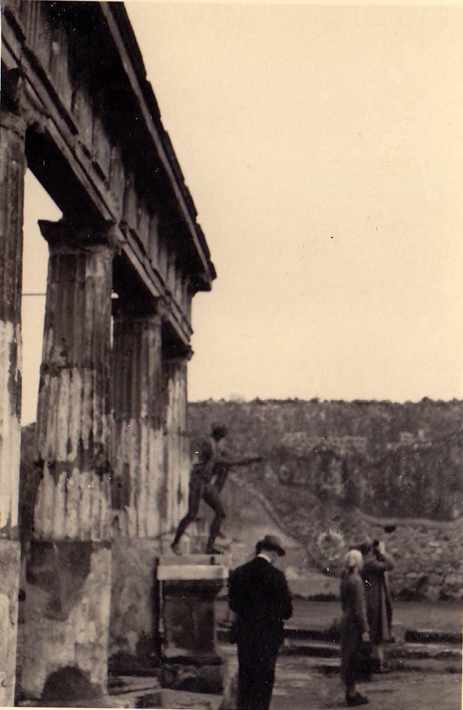 VII.7.32 Pompeii. 1939. 
Looking south along the east side towards the statue of Apollo. Photo courtesy of Drew Baker.
