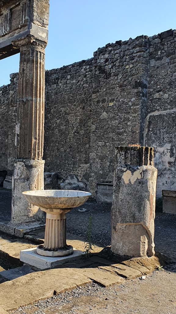 VII.7.32 Pompeii. July 2021. South-east corner.
Foto Annette Haug, ERC Grant 681269 DÉCOR.
