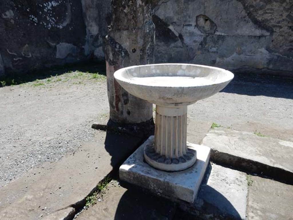 VII.7.32 Pompeii. May 2018. Looking towards circular basin on fluted column base on east side in south-east corner.
Photo courtesy of Buzz Ferebee.
