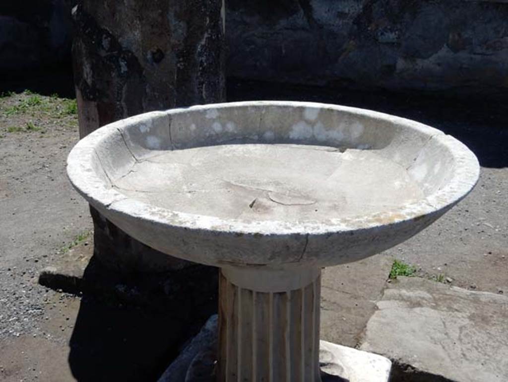 VII.7.32 Pompeii. May 2018. Detail of marble circular basin in south-east corner. Photo courtesy of Buzz Ferebee.