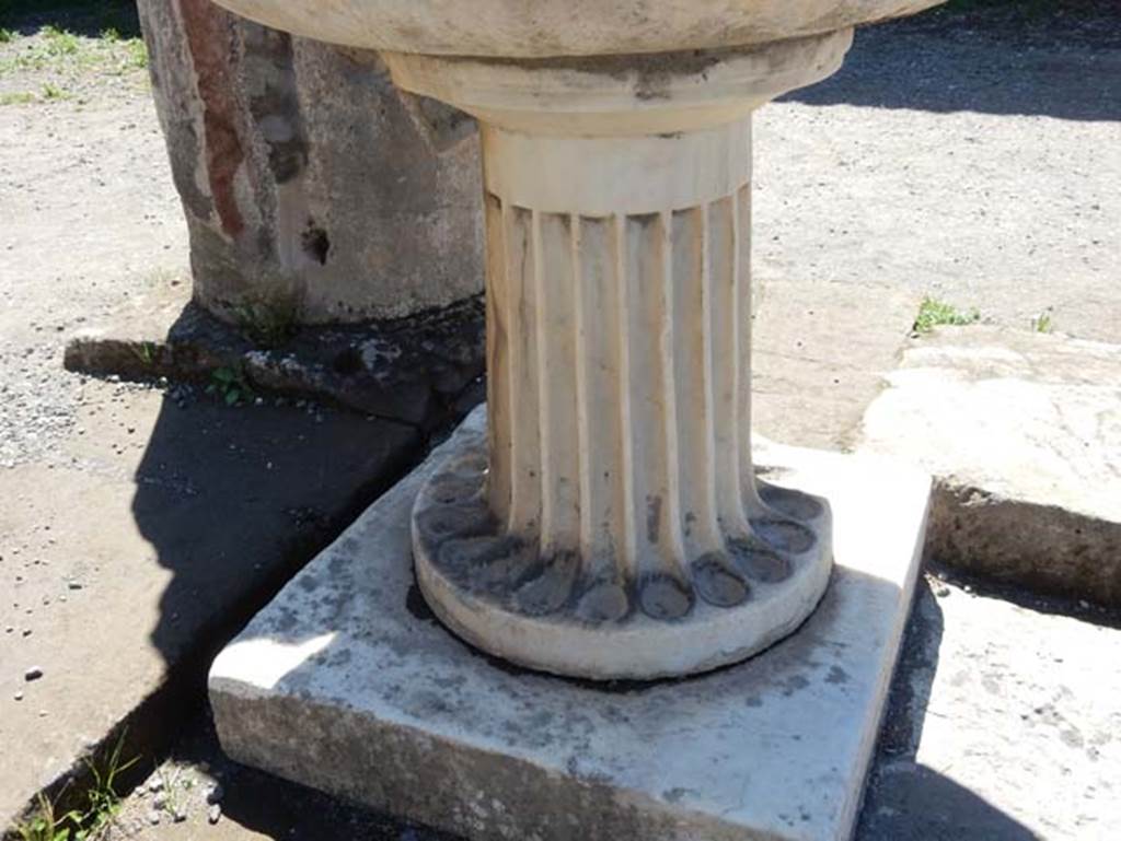 VII.7.32 Pompeii. May 2018. Detail of fluted base of marble basin in south-east corner. Photo courtesy of Buzz Ferebee.