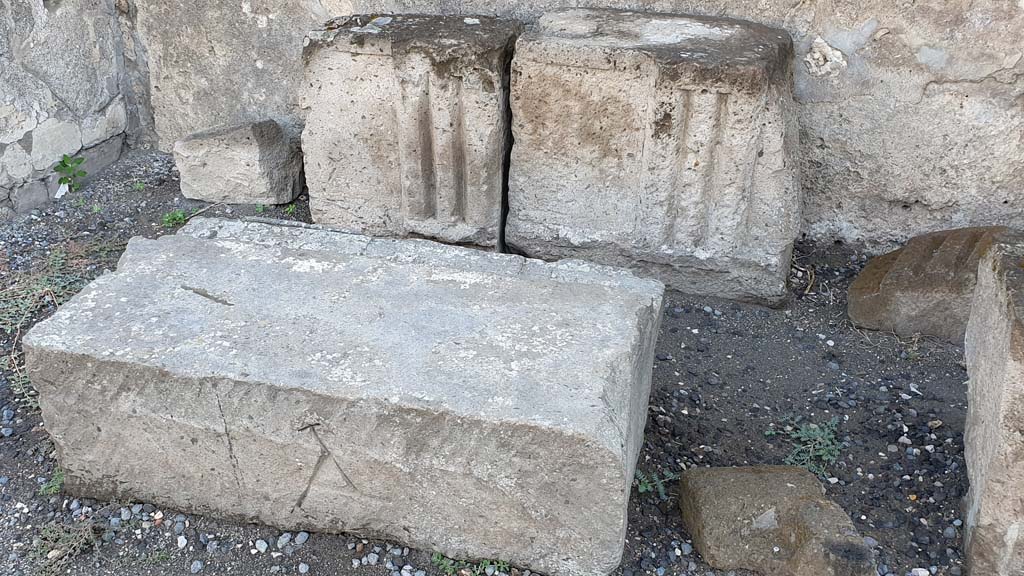 VII.7.32 Pompeii. July 2021. Decorative stonework near the east wall.
Foto Annette Haug, ERC Grant 681269 DÉCOR.

