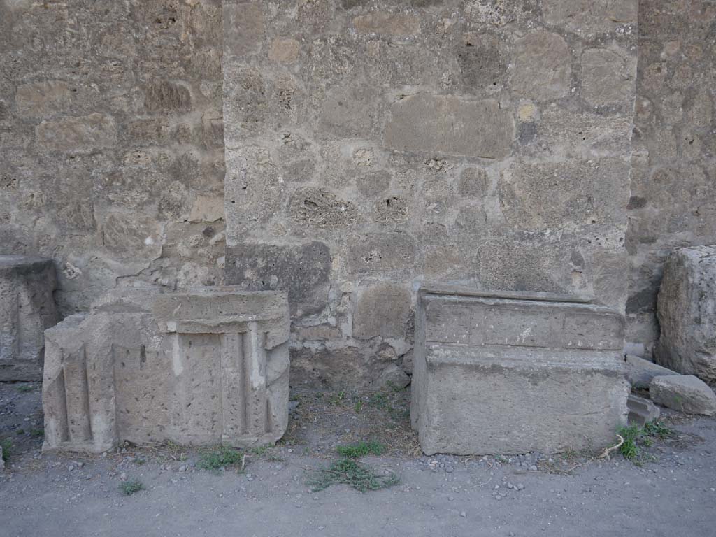 VII.7.32, Pompeii. September 2018.  Decorative stonework against the east wall.
Foto Anne Kleineberg, ERC Grant 681269 DÉCOR.

