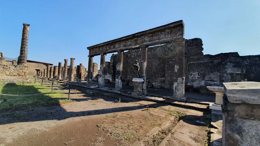 VII.7.32 Pompeii. July 2021. Looking north along east side of portico, from south side.
Foto Annette Haug, ERC Grant 681269 DÉCOR.


