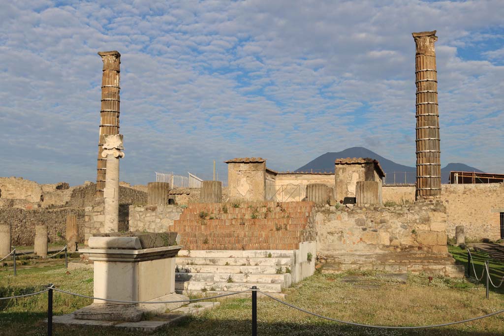 VII.7.32, Pompeii. December 2018. Looking north-west towards altar, steps and podium. Photo courtesy of Aude Durand.