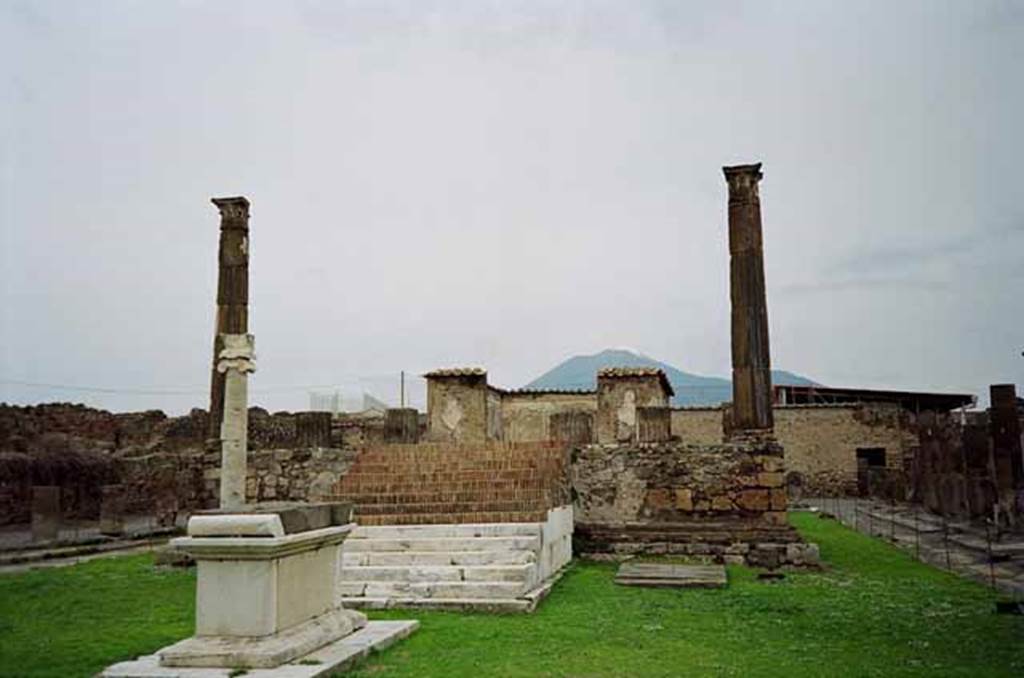 VII.7.32 Pompeii. November 2009. Looking north-west towards altar, steps and podium. Photo courtesy of Rick Bauer.

